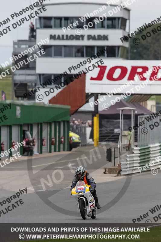 Vintage motorcycle club;eventdigitalimages;mallory park;mallory park trackday photographs;no limits trackdays;peter wileman photography;trackday digital images;trackday photos;vmcc festival 1000 bikes photographs